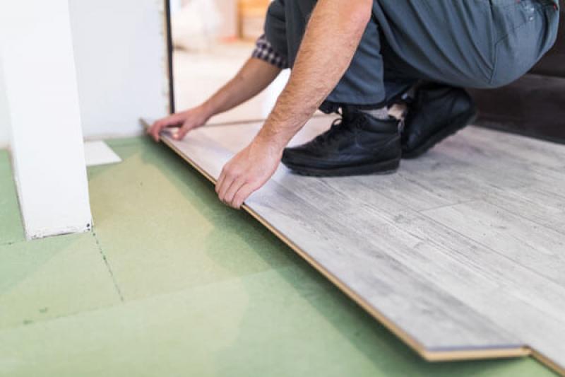 Pose de parquet comme revêtement dans sa maison neuve