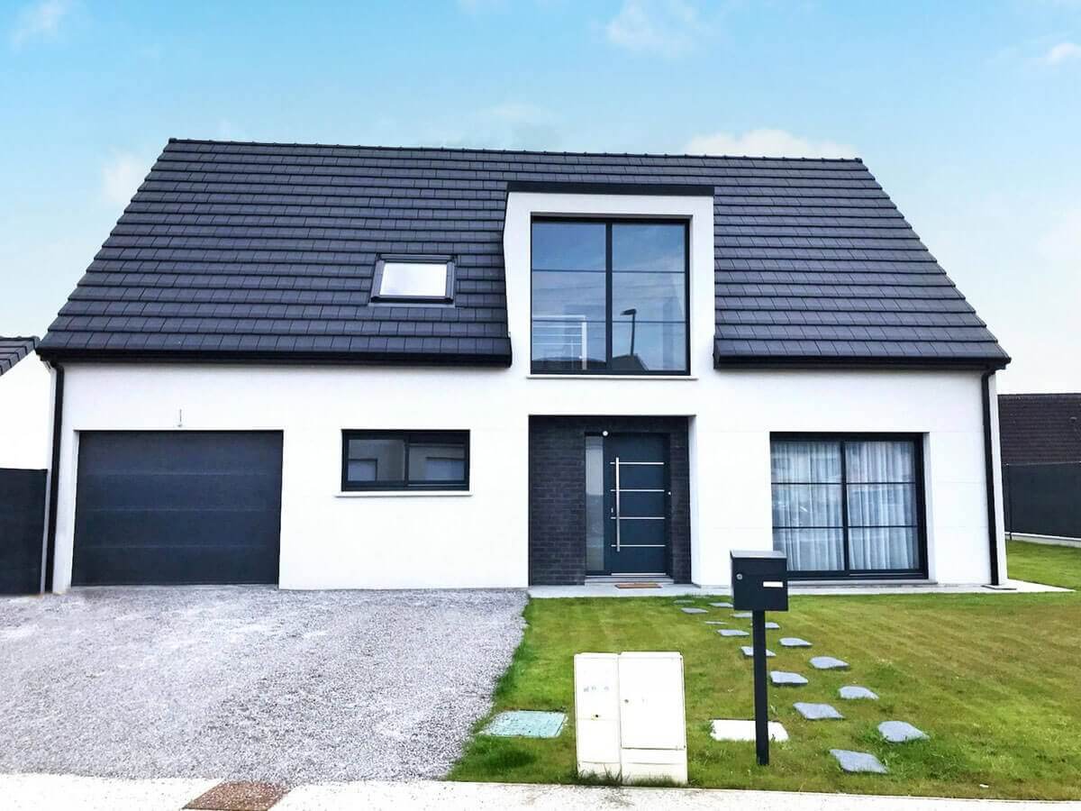 Construction maison contemporaine menuiseries alu noires