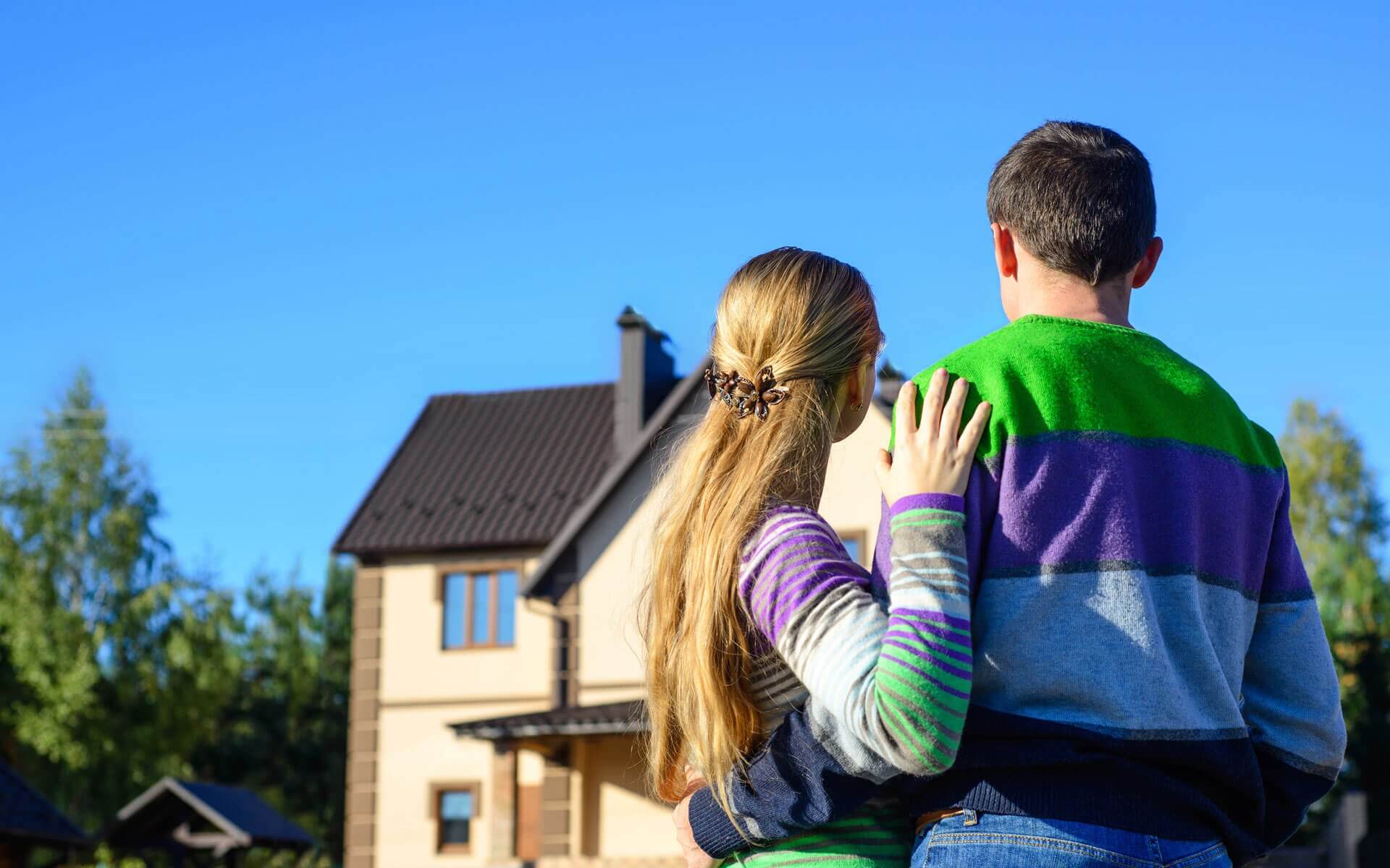Couple devant leur future maison neuve