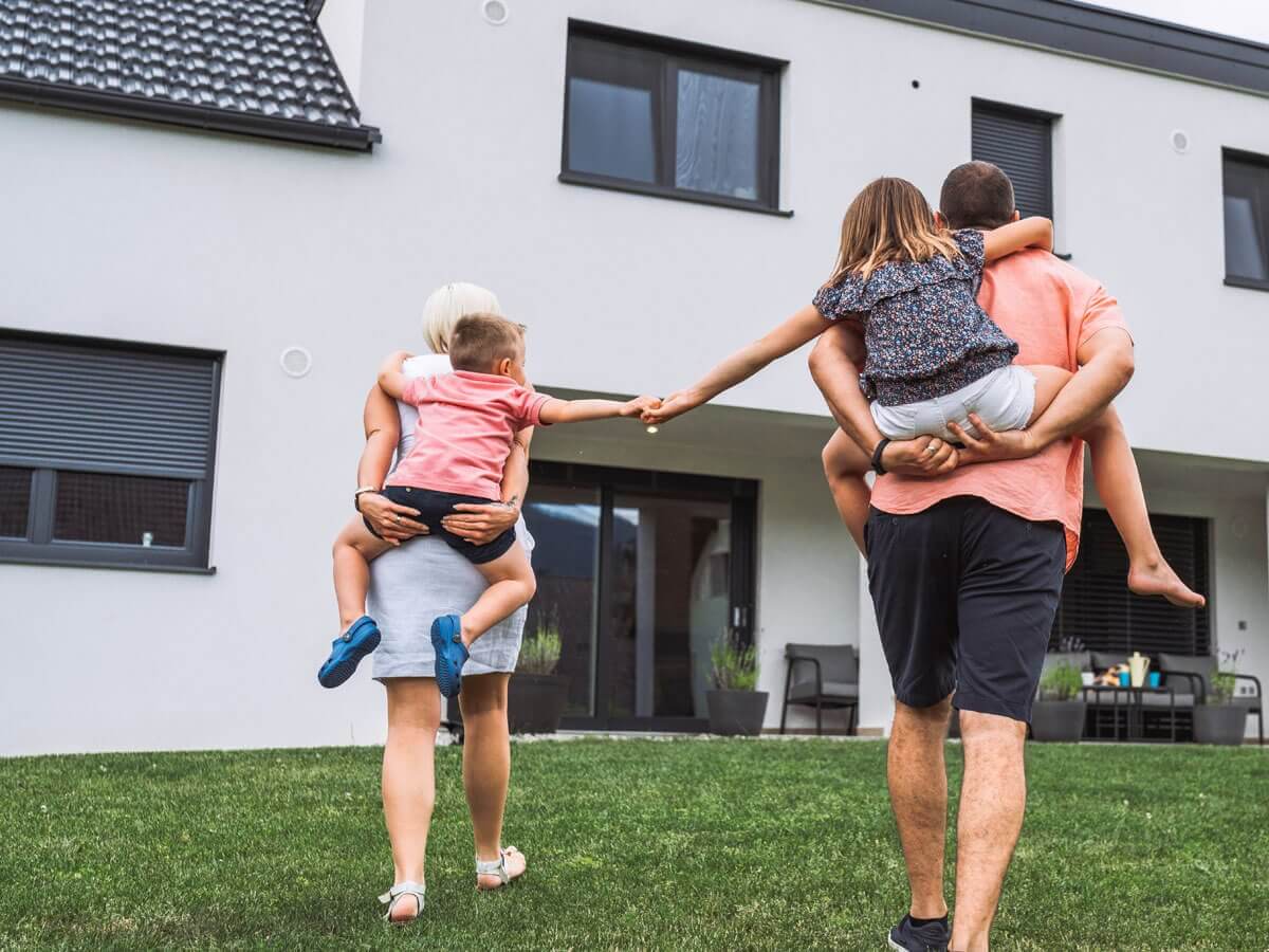 Famille dans leur jardin propriétaire maison neuve