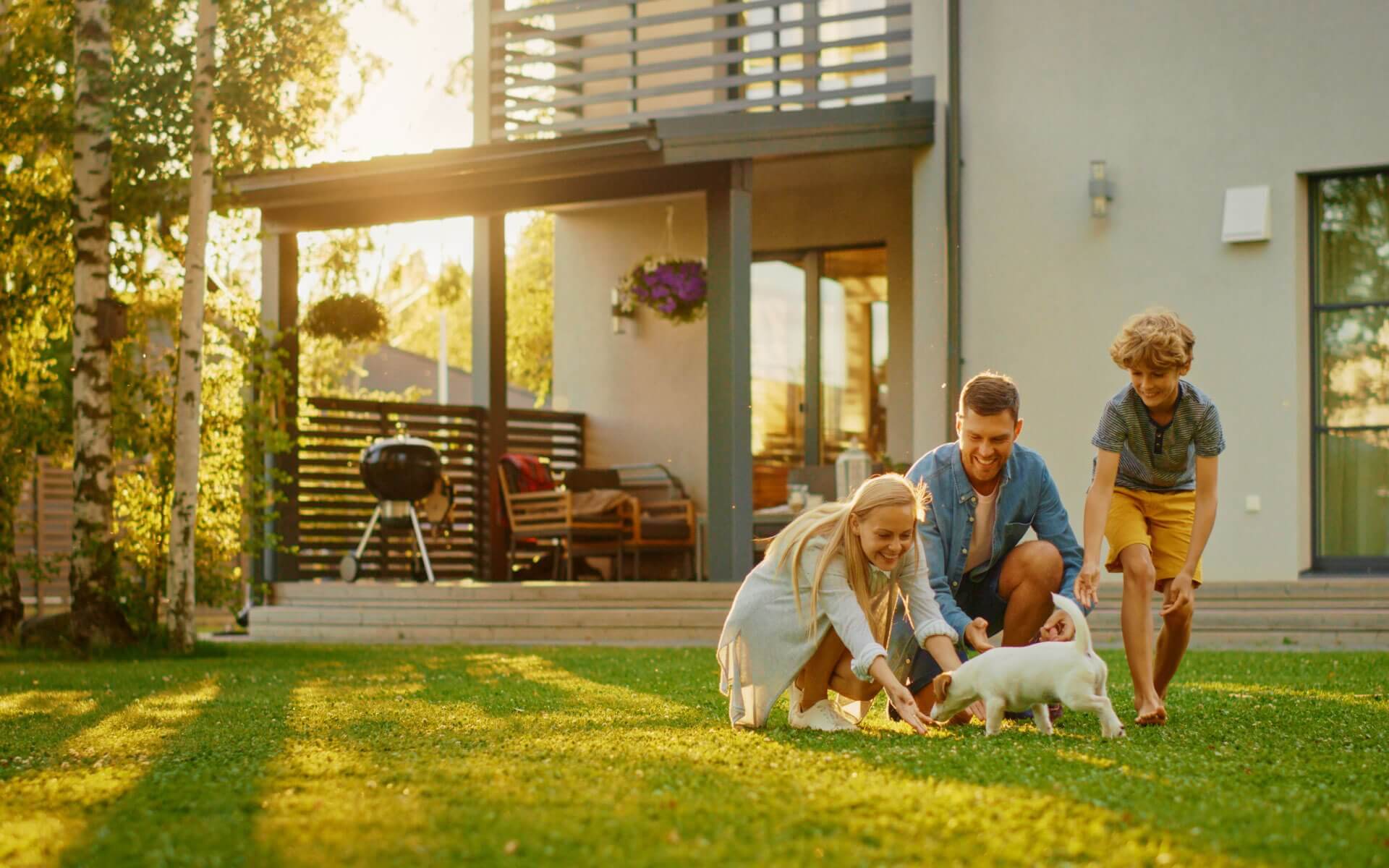 Famille heureuse devant sa maison neuve