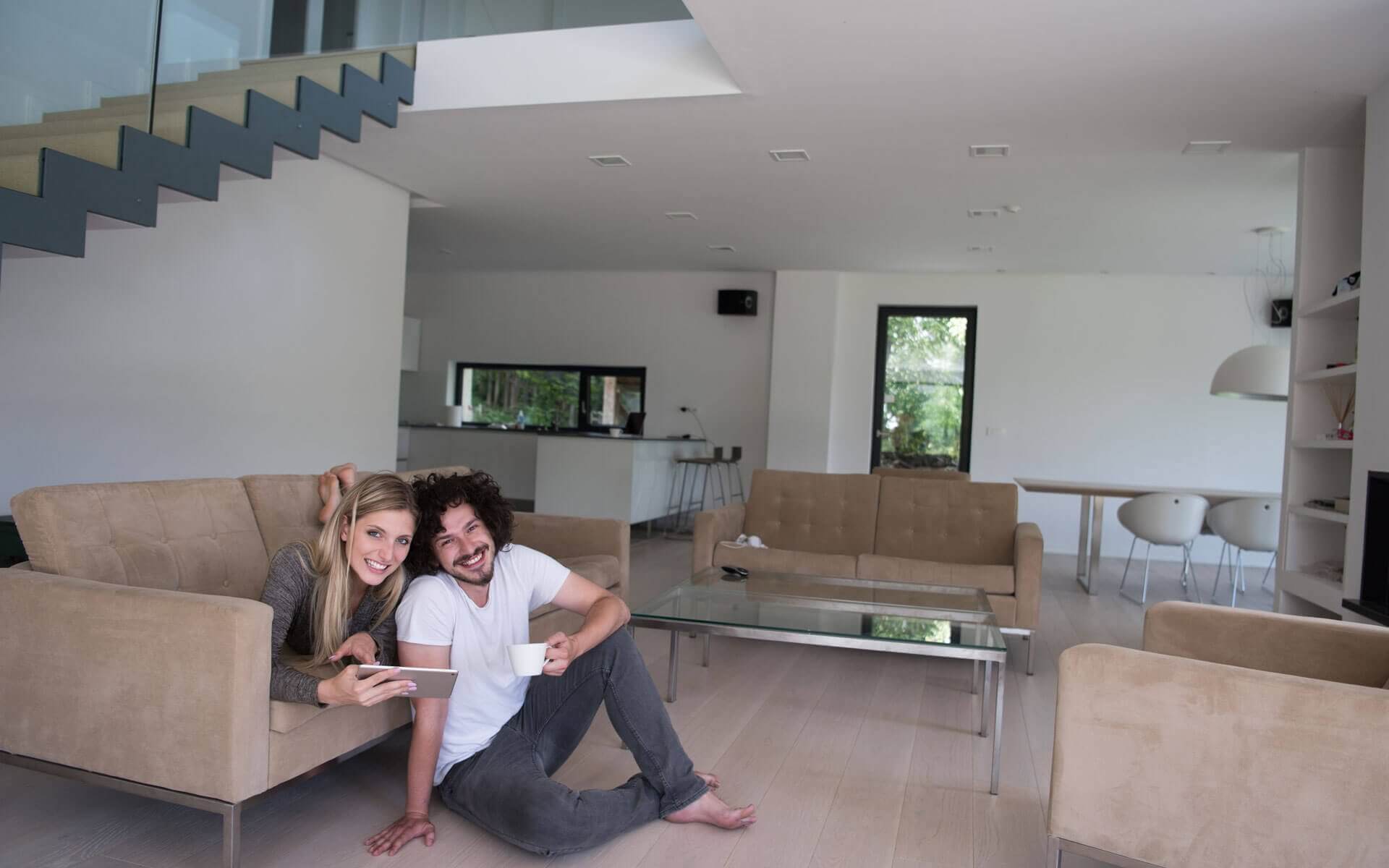 Famille heureuse devant sa maison neuve