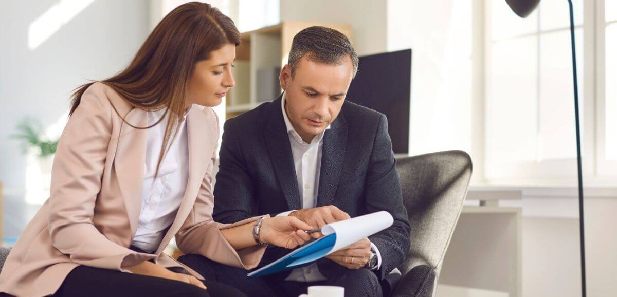Couple de propriétaires qui signent un CCMI