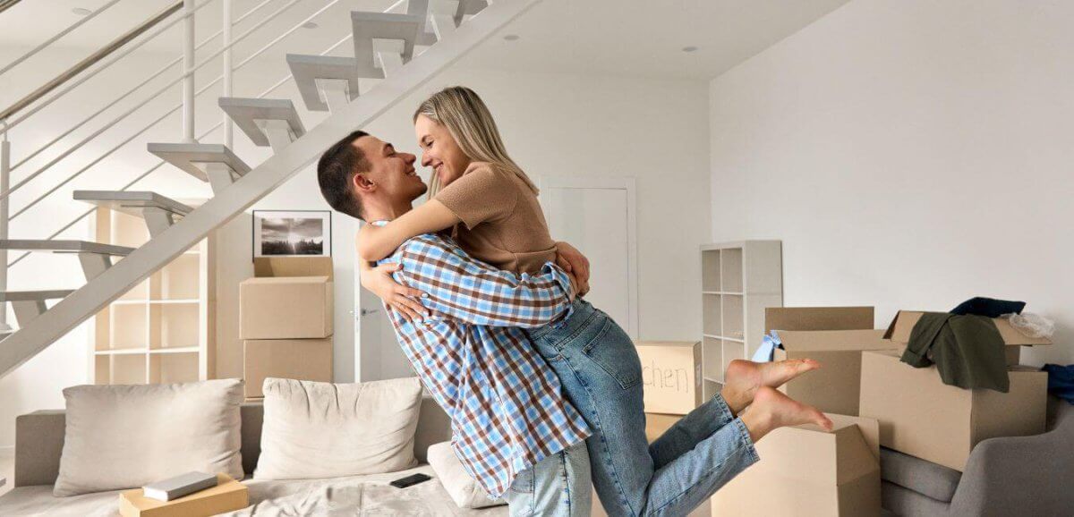 Couple qui emménage dans une nouvelle construction