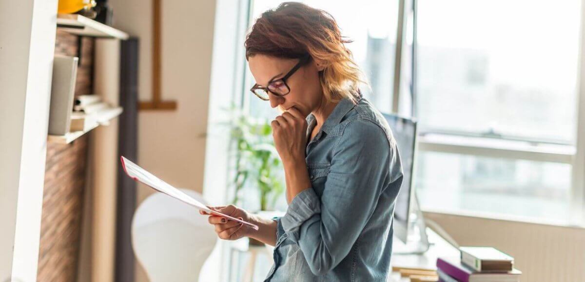 Propriétaire qui lit son contrat CCMI