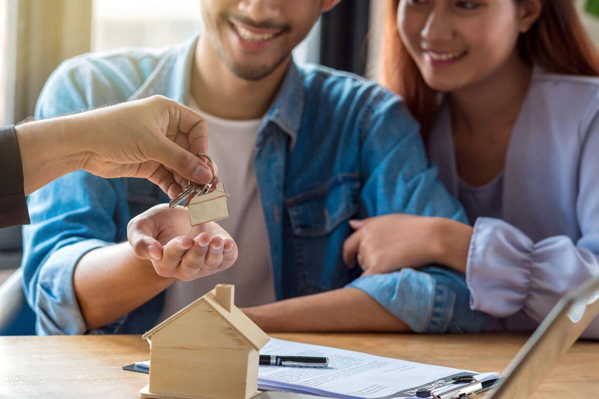 Couple qui obtient les clés de leur nouvelle maison