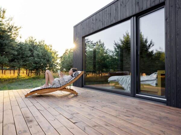 Créer un espace zen avec des transats pour un jardin apaisant