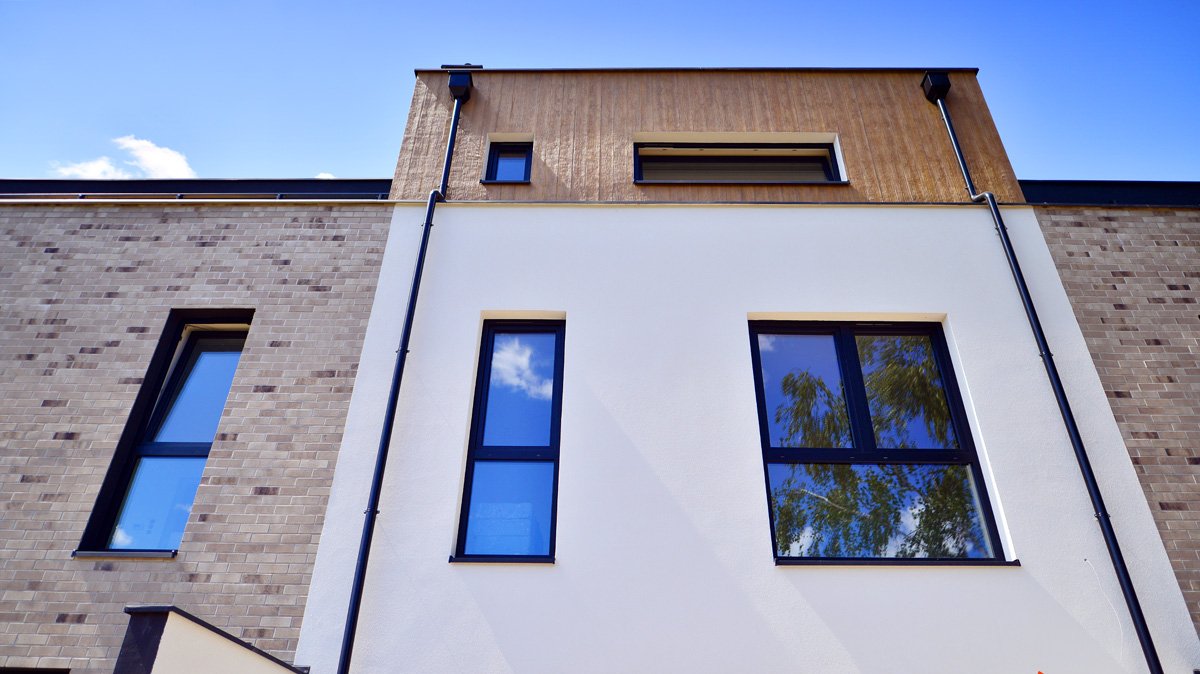 Fenêtres PVC noir façades maison accolée