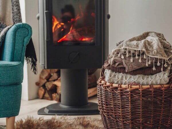 Chauffage bois RE2020 : est-il adapté en maison neuve ?