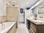 Comment concevoir une salle de bains pratique dans une maison neuve ?