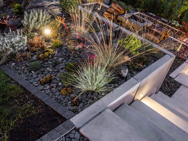 Aménager un jardin en pente : idées et conseils