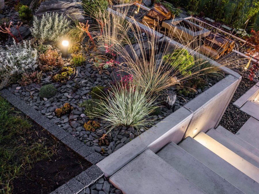 Aménager un jardin en pente : idées et conseils