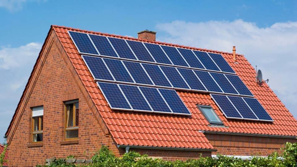 Maison autonome avec panneaux photovoltaïques